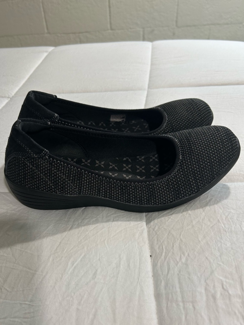 Skechers Black Knit Wedge Flats Women’s size 9.5